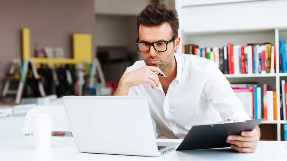 man scrolling, looking at blue lotus vape pens online