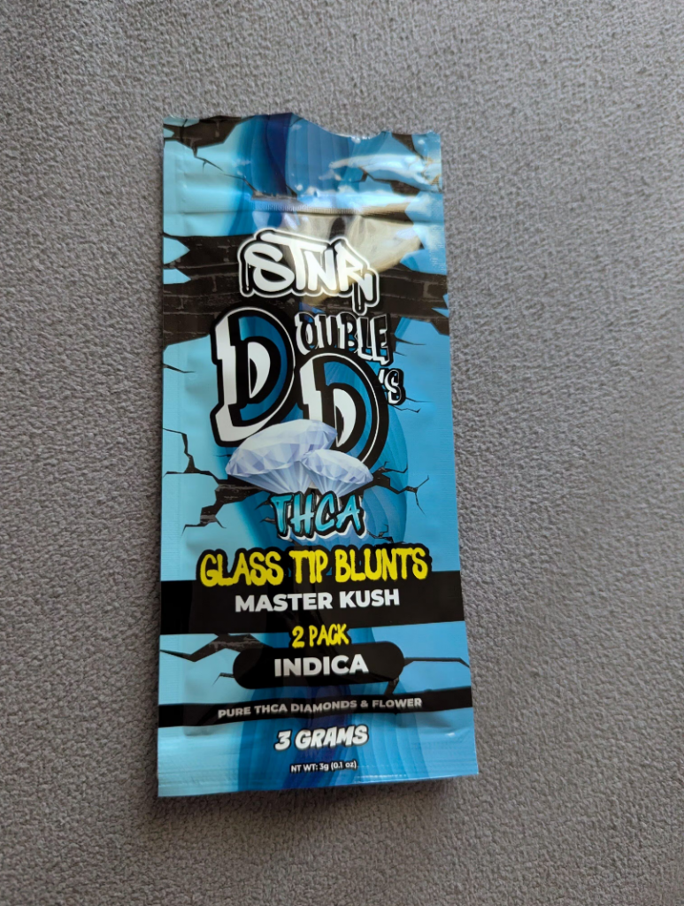 STNR Creations showing their products to show you how to use glass tip blunts.