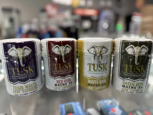 Liquid Kratom vs Powder difference being shown by Tusk Kratom products.